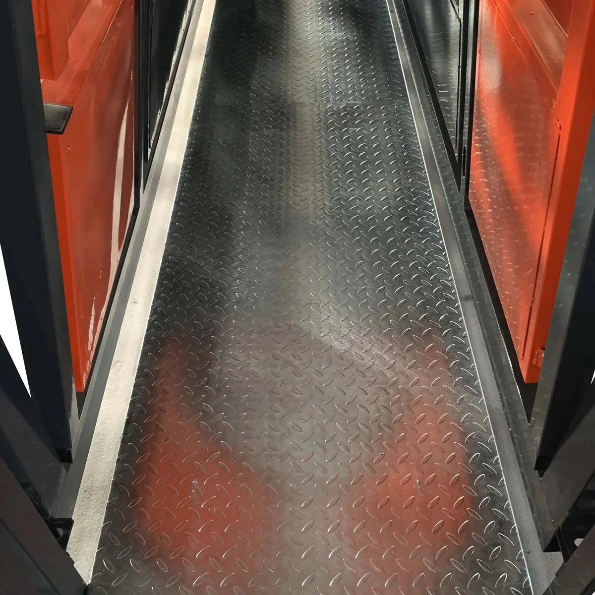 3 m (10′) Squeeze Cattle Work Chute, 2040 kg (4500 lb) Weight Scale, Side Exit, Side Squeeze, LCD Weight Display, TMG‑CSC11 - Image 5