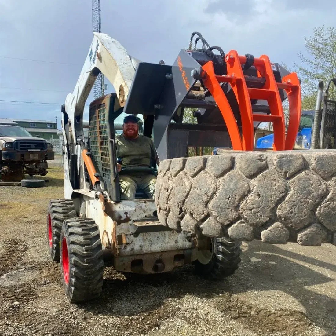 760 mm (30") Log Grapple Attachment for Skid Steers & Tractors, 1360 kg (3000 lb) Capacity, TMG-SLG30 - Image 3
